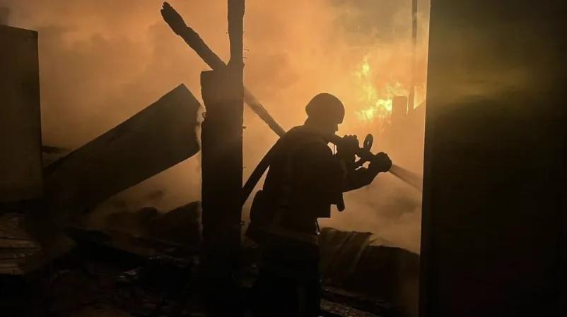 俄军对乌猛烈报复。在车臣遇袭后，俄强硬报复乌多地基础设施，遭袭瘫痪。12月5日晚