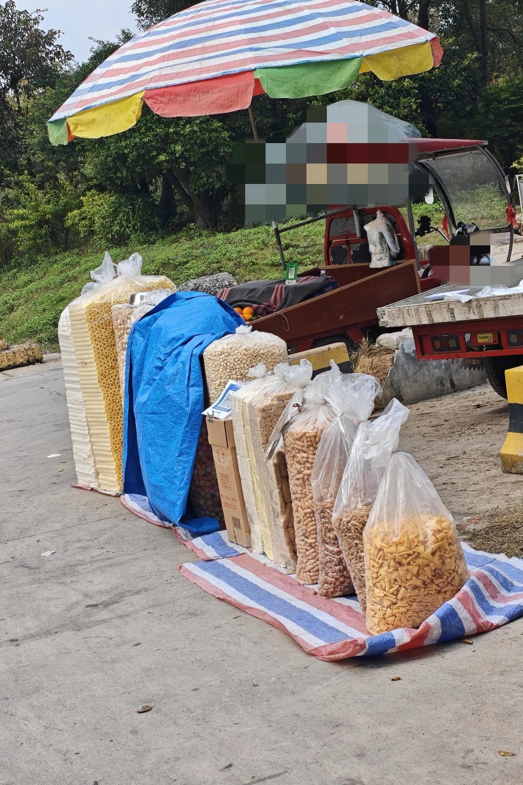以前很喜欢吃这类我们童年的零食，但来了广西之后，特别容易上火，想吃也不敢吃了。