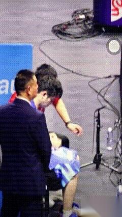 说真的，2比2打到天王山，他浑身湿透要去换衣服的时候，我比他还紧张。心都提到嗓