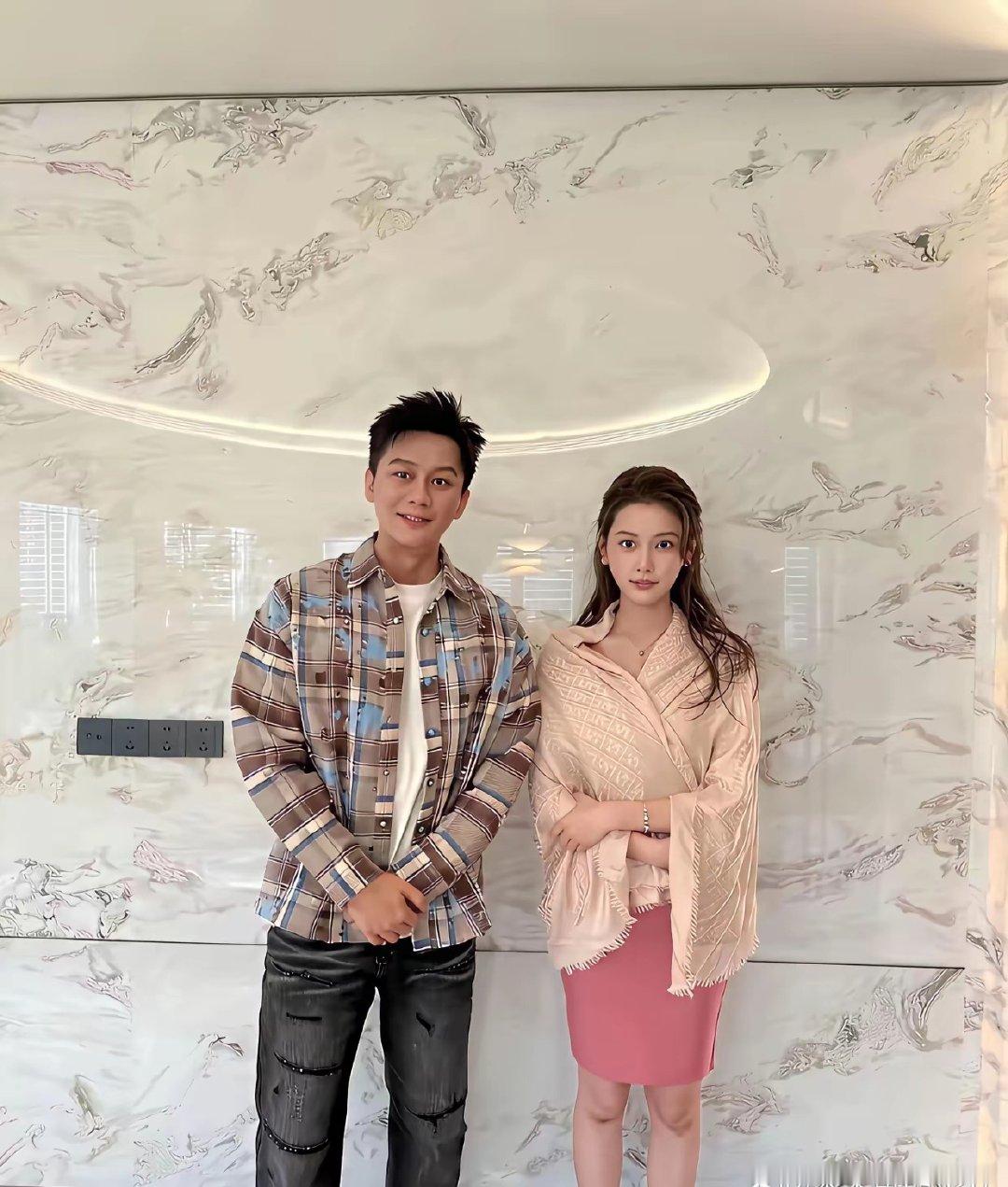 李晨身边这个美女是谁啊，也太好看了吧​​​​[并不简单]​