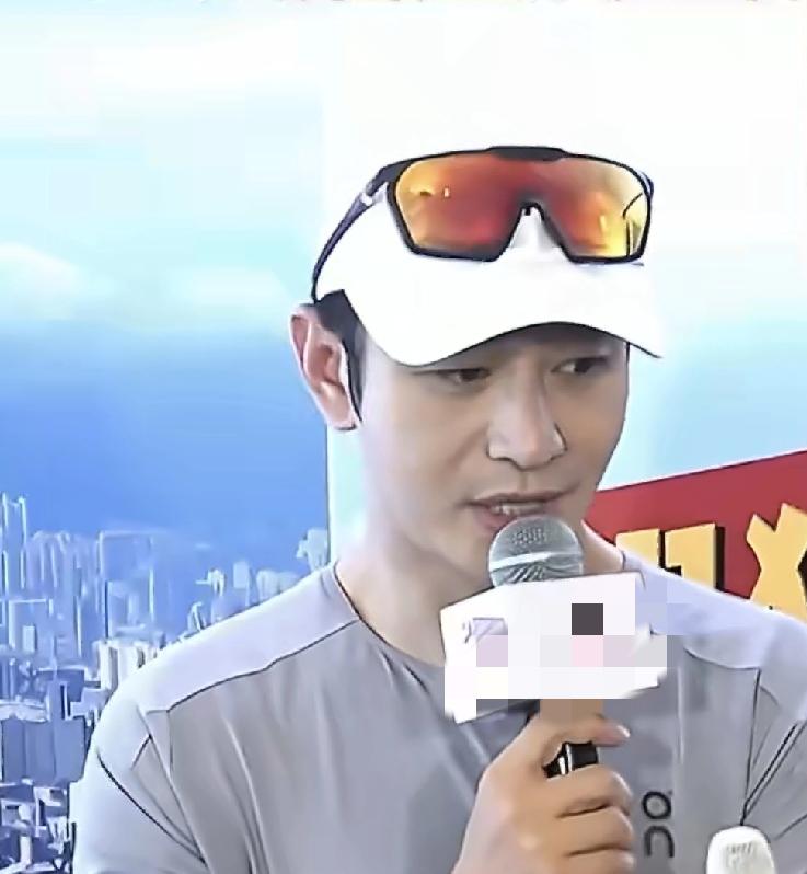 3月26日下午，黄晓明接受采访，大方谈及自己考博士落榜的事，他笑着说，没考上确实