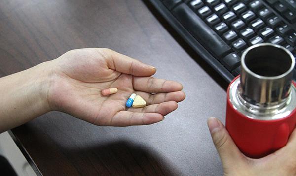 少吃盐，真能省下一片降压药？门诊医生说了大实话一位70岁大爷坐在杨宁医生的诊室