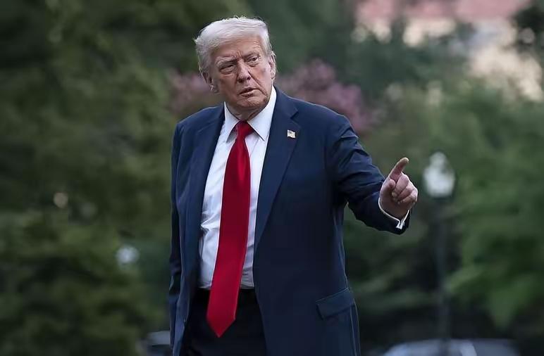 特朗普这次是真的怕了！​国际舞台上以“铁腕”示人的特朗普，向来不知“慌”为何物