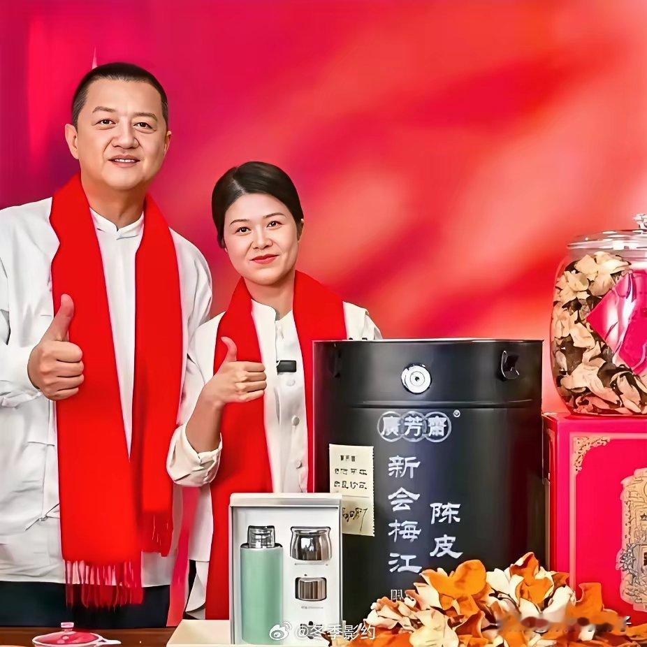 直播间里李亚鹏对广芳斋葛总说：“这张合影，免费给你用一个月。”就为帮粉丝多抢点福