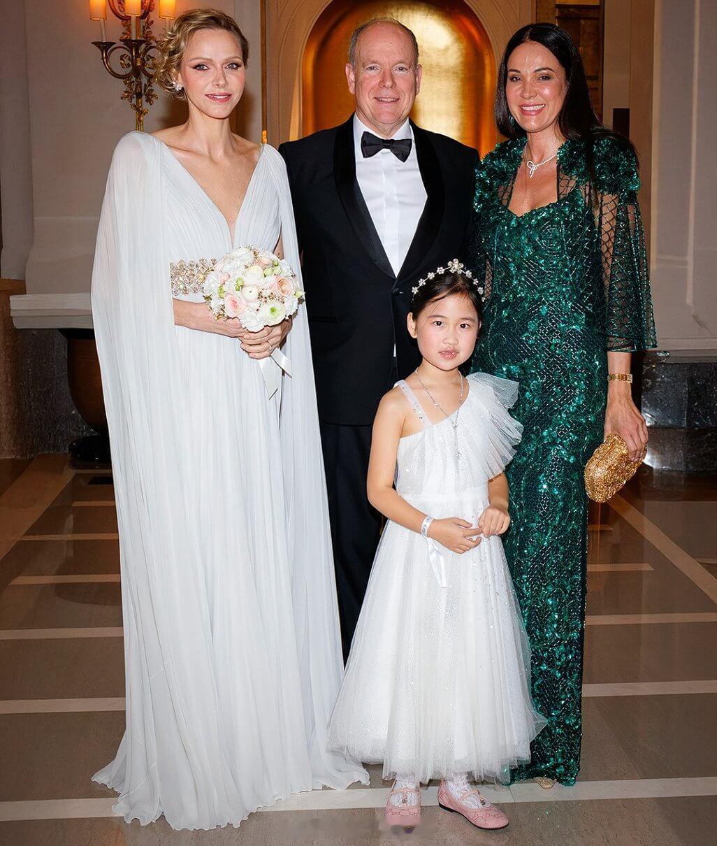 12.12摩纳哥亲王阿尔贝二世和王妃夏琳参加一年一度的圣诞慈善趴，夏琳礼服来自