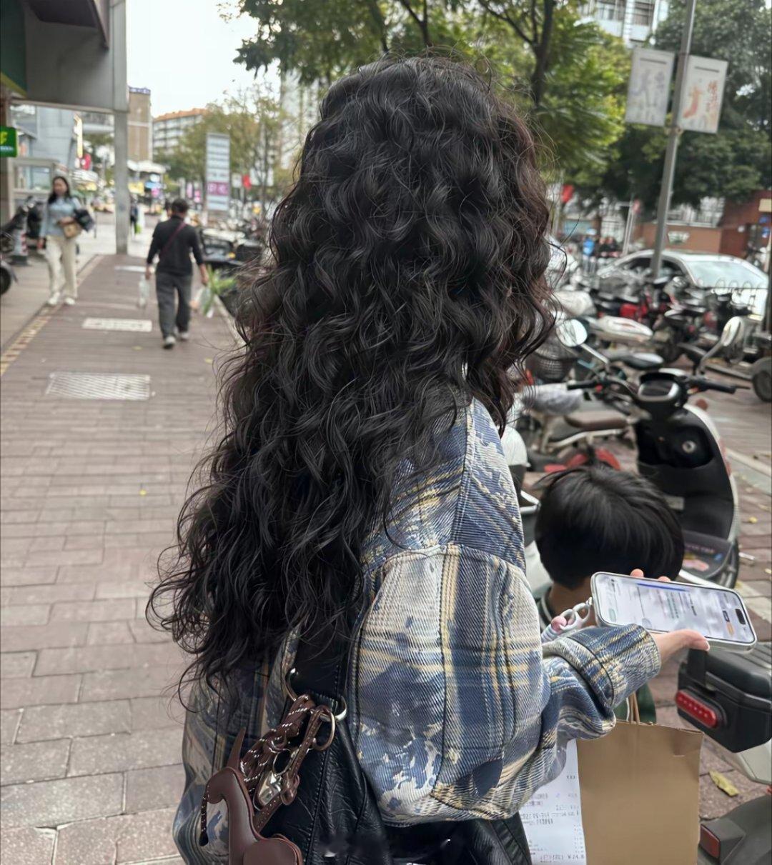 女朋友花880烫的发型，总感觉一般般啊，不值得这个价。