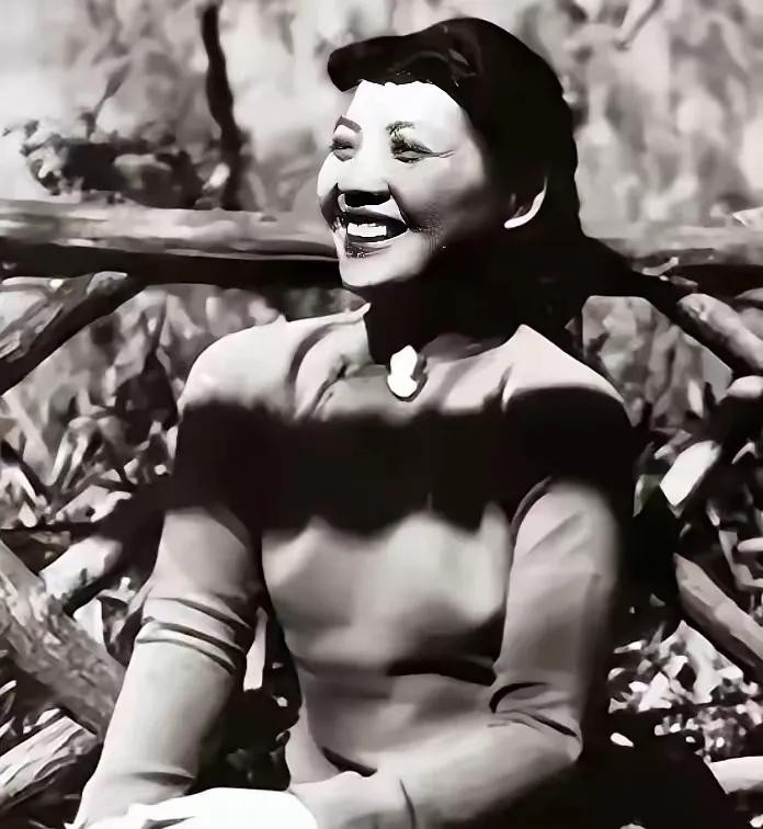 她是最不像特工的女地下党，当年党组织派她潜伏南京，没想到她却打了三年麻将，每天她