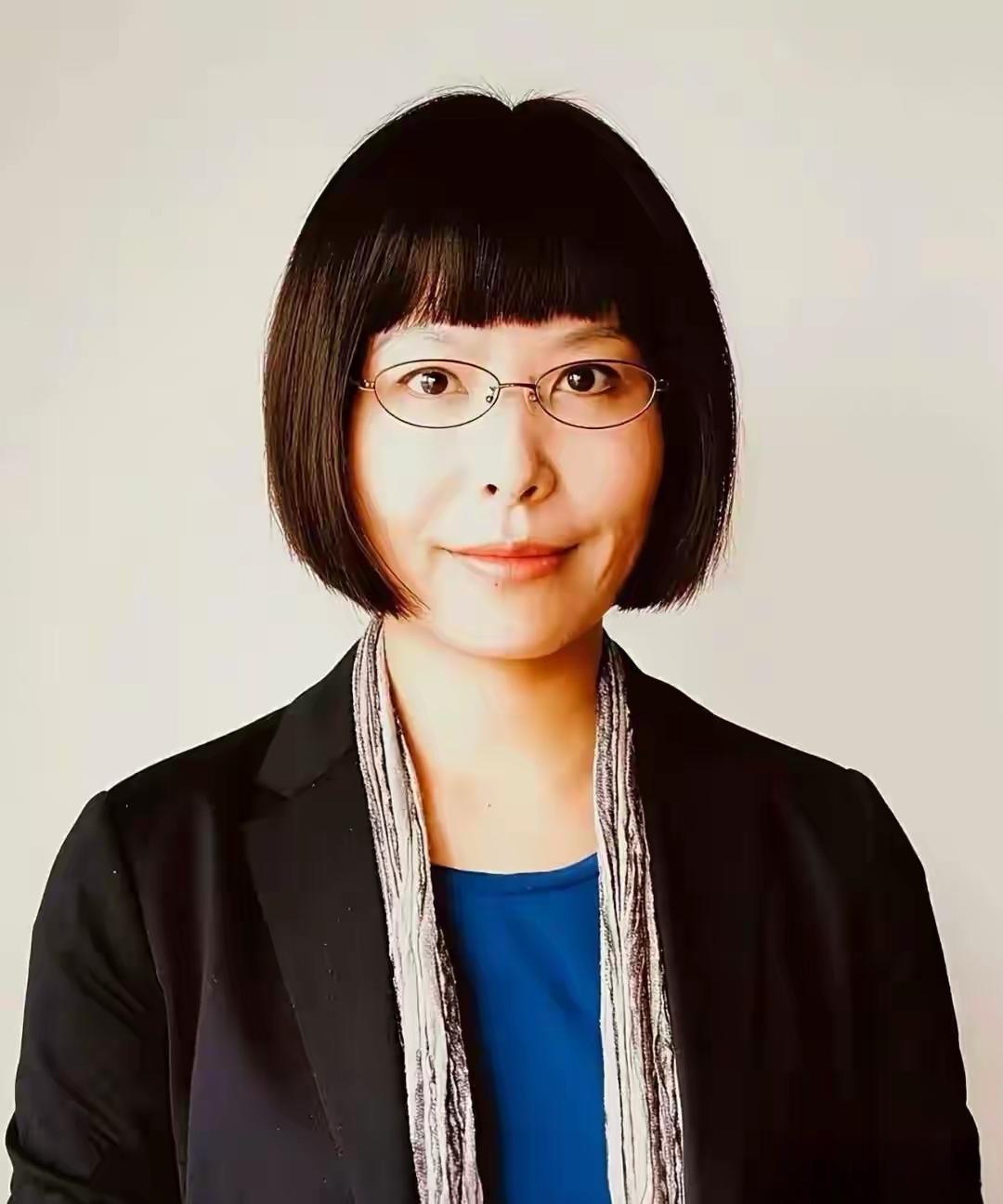 清华美院副教授把航天员画得又肿又怪，全网骂她“丑化英雄”。可你知道她从附中到博士