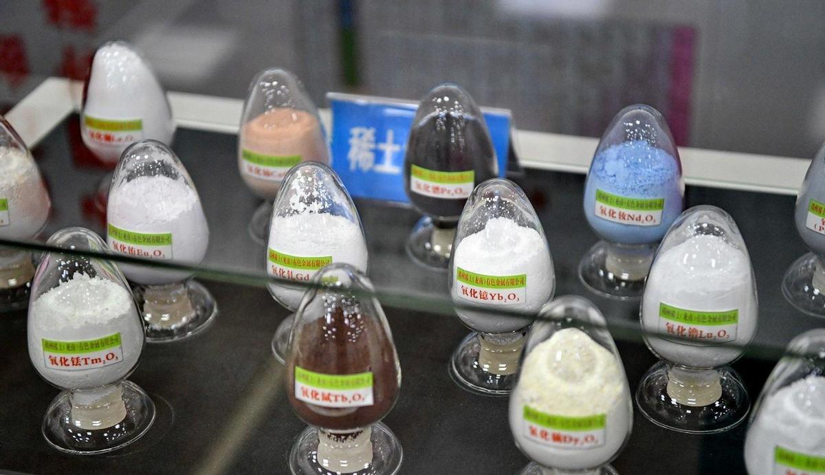 谁能想到，咱们手里那张足以让全球高端产业“停摆”的战略王牌，竟然被自己人从背后捅