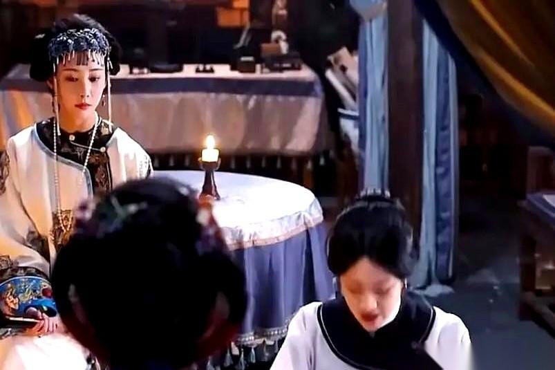 她跪下来，把儿子塞到他怀里。说的不是“求你”，是“养大他”。那一刻，天底下最