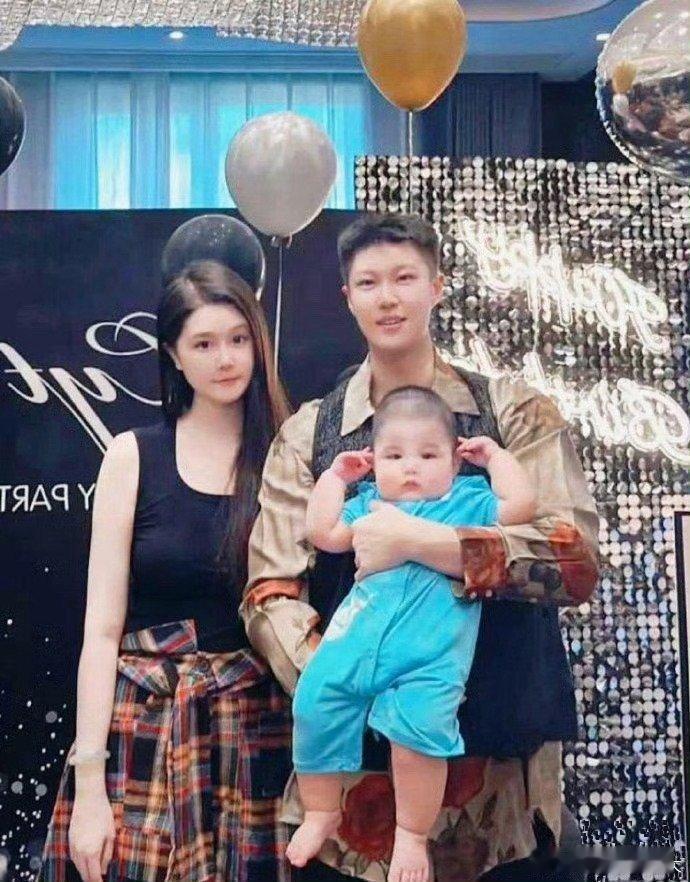 小本身的闺女球球还是挺好看的，虽然不是绝世大美女但也是一个小美女了，她老公看着也