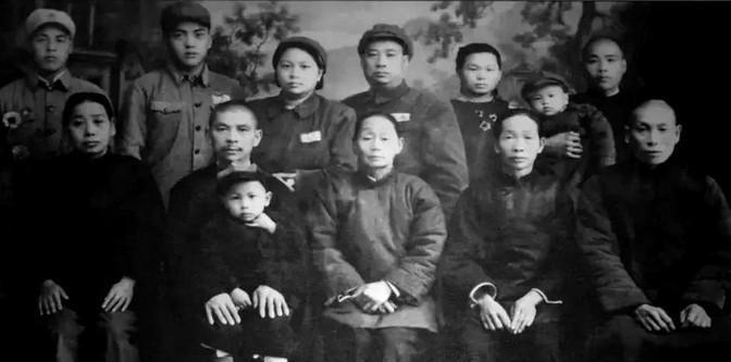 1951年11月，青海军区司令贺炳炎回乡探亲，在村口见到了1个小娃娃。亲属们对小