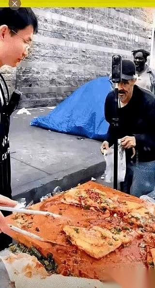 看到一段刷屏的视频，一个戴着黑框眼镜的中国小伙，独自站在国外的闹市街头。他面前