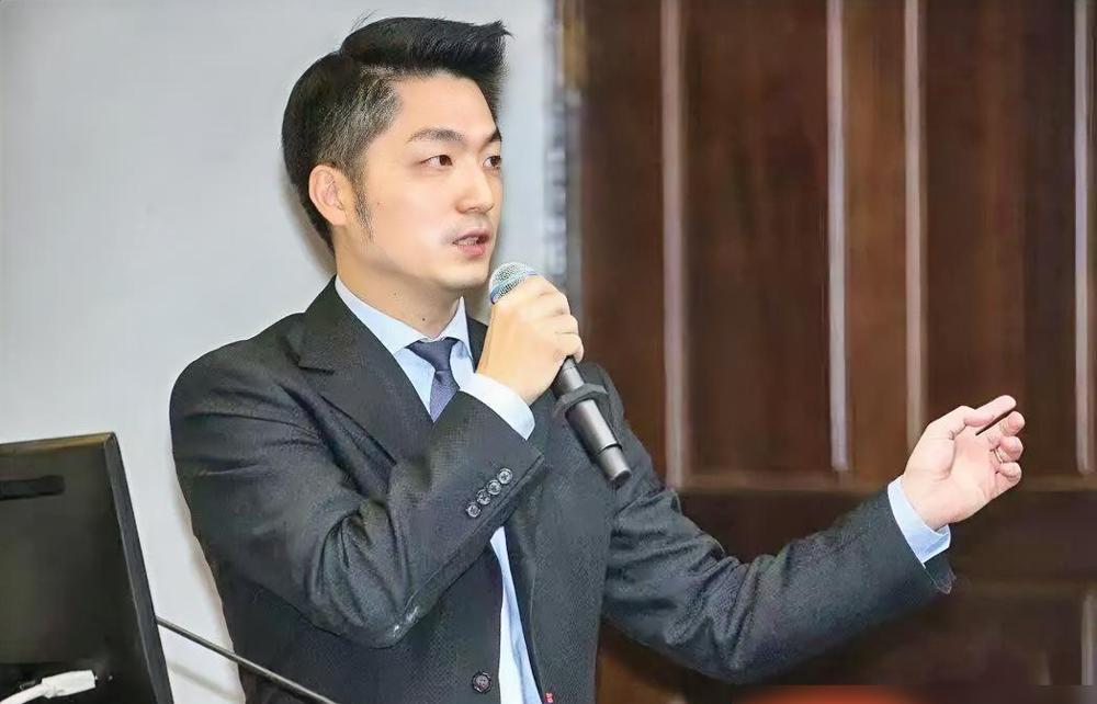 蒋万安这状态，哪像快50的人？全程脱稿，八分钟侃侃而谈，身材紧实，西装笔挺。