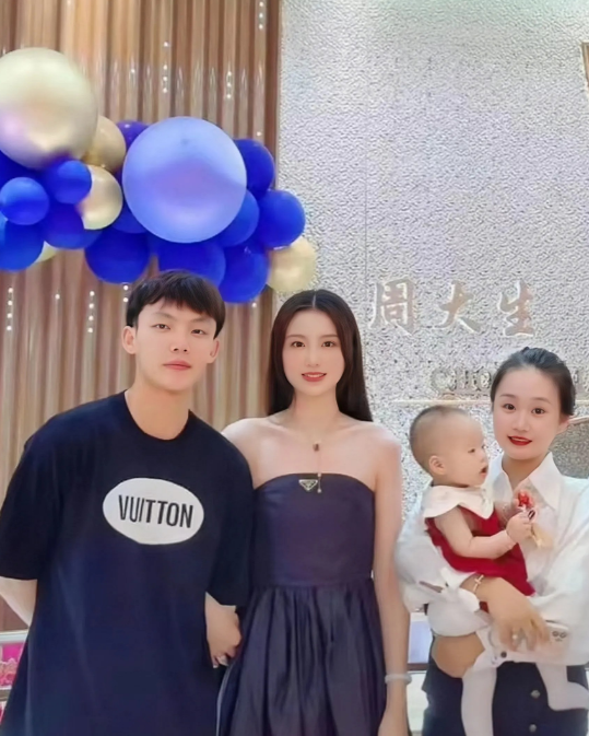 广东男篮球员徐杰又被一名女网友爆料脚踩几条船并欠了几百万。一名名叫FreeFre