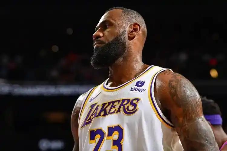 詹姆斯太累，末节投篮明显感觉使不上力气，即使最后一个突破上篮也是踉跄打中。詹姆斯