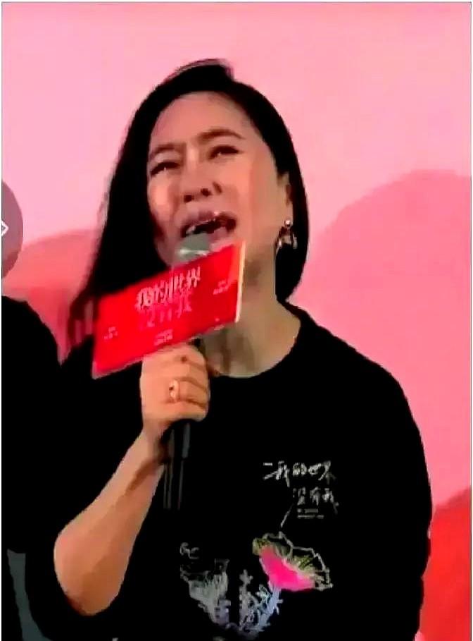 演员田海蓉在首映礼上，提到自己患渐冻症十年的哥哥，话没说完就哭到站不住。她说