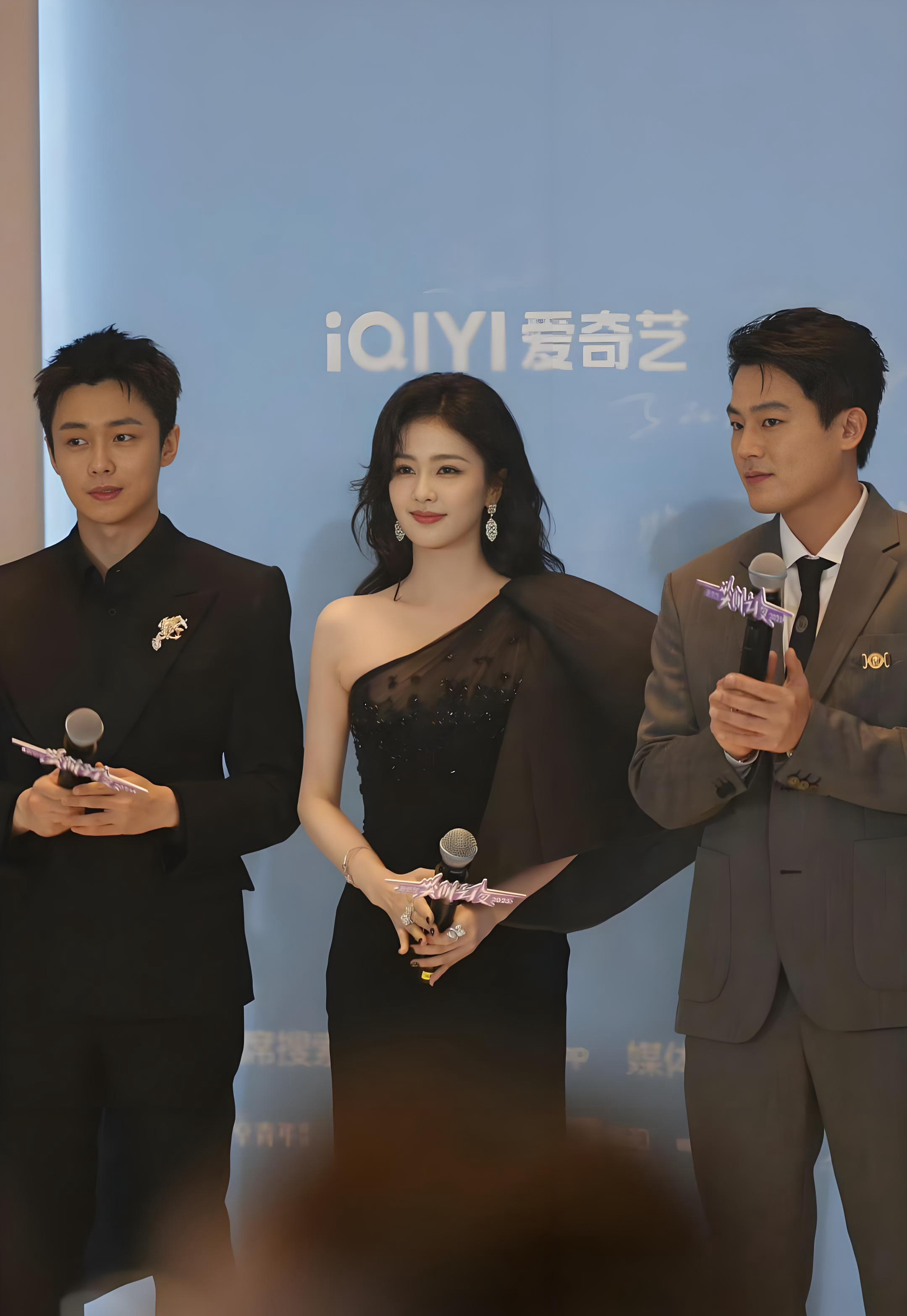 北上铁三角聚齐。白鹿好美！今晚还有红毯，继续期待白鹿爱奇艺尖叫之夜红毯白鹿的啊演