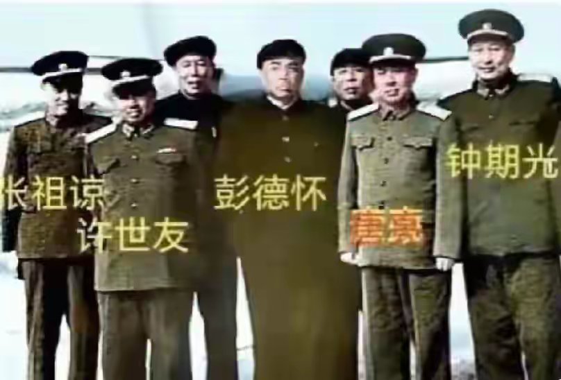 彭德怀元帅与开国将领们的珍贵历史合影