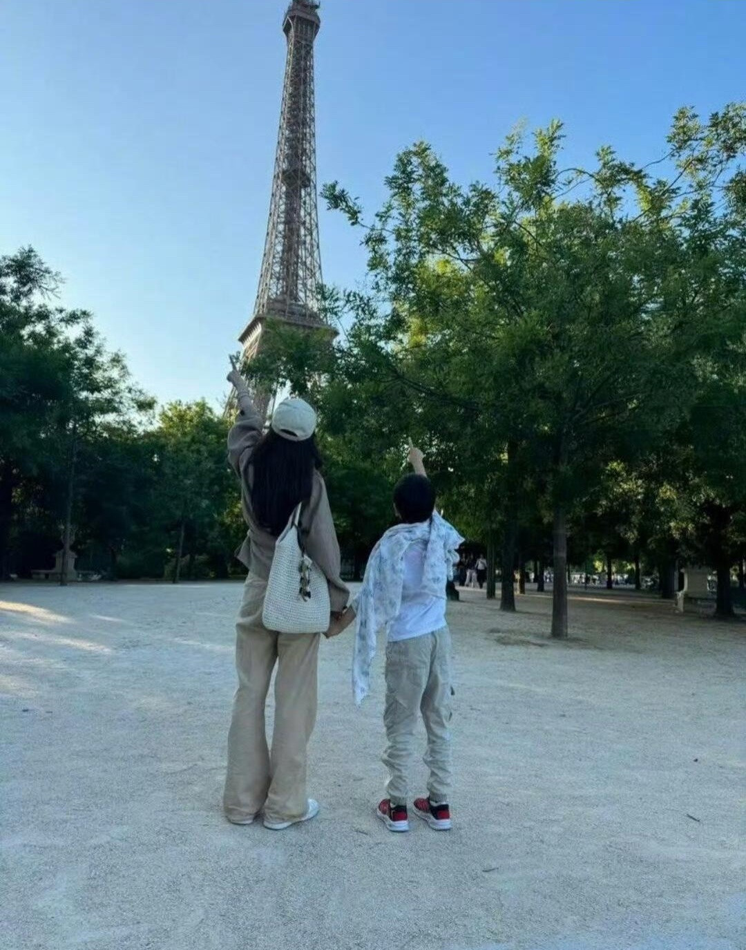 黄晓明跟Angelababy离婚之后，小海绵好像一直都是baby在照顾