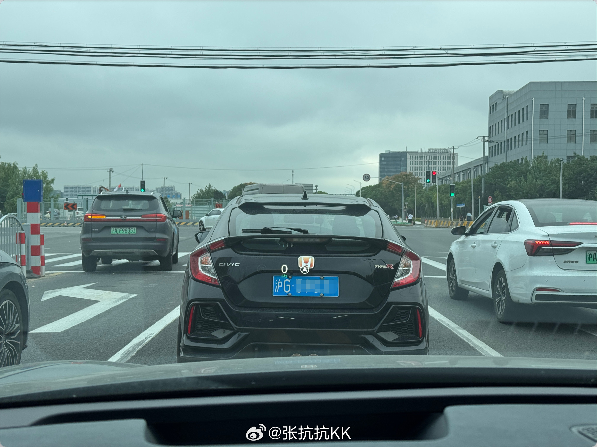 这是很贵的本田不？不过logo掉色了，估计马力也衰减了，连续被好几辆车超了过去