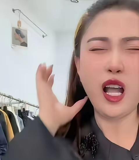 山西一位年仅39岁的女网红，前一秒还在直播间里热情卖货，下一秒就突发剧烈头痛，身