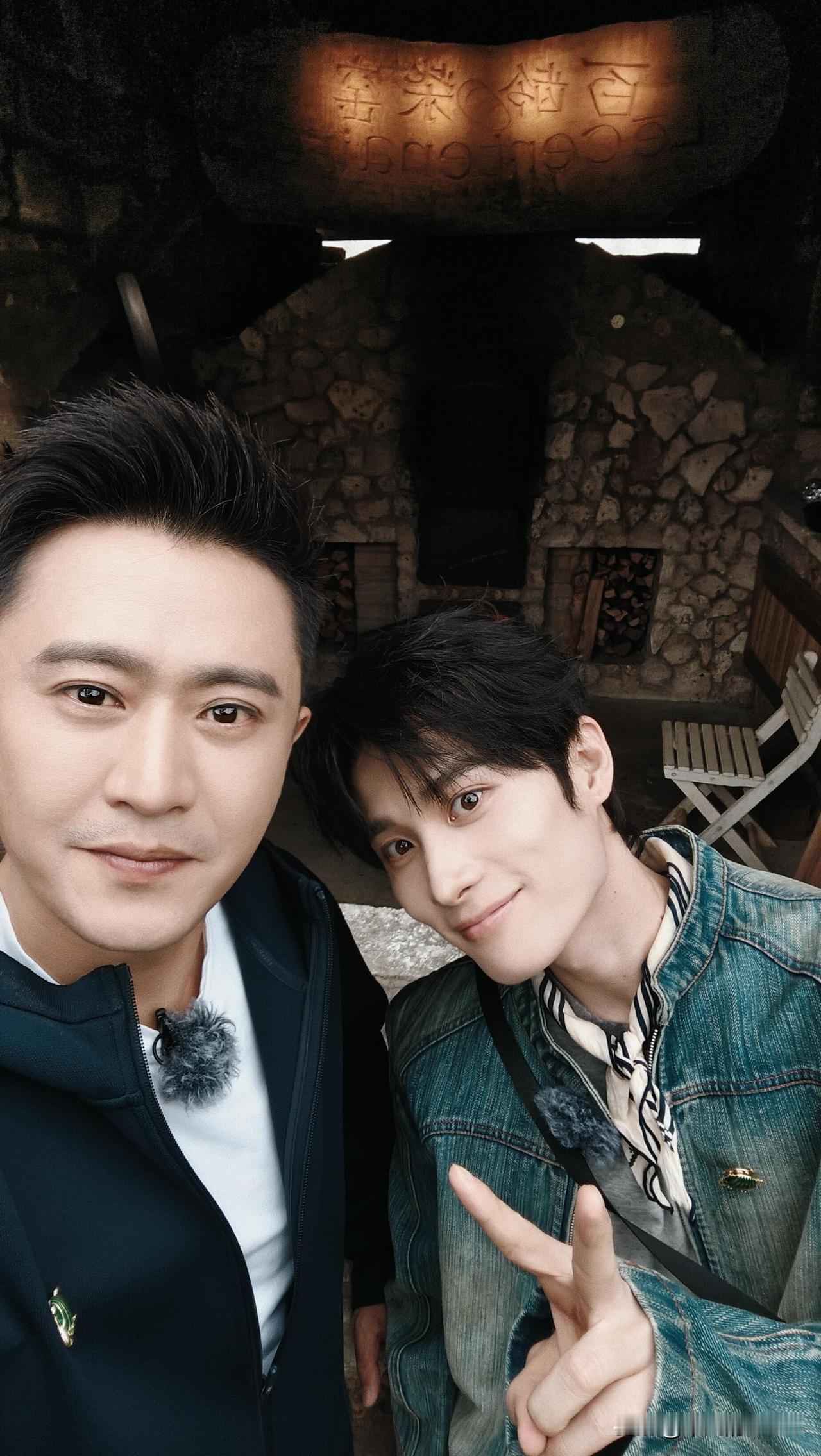 12月11日，央视主持人杨帆发文说：“兄弟感情好，来到涠洲岛。”杨帆发了5张