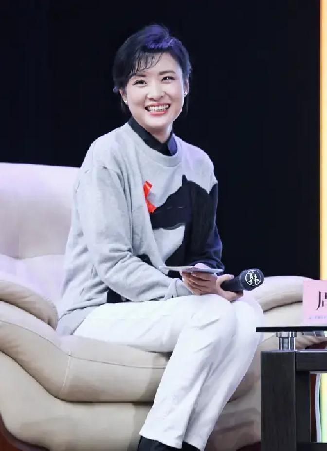 衣柜里真正反复穿的，永远是那几件'看着普通，穿上却有分寸感'的单品。周涛的卫衣+