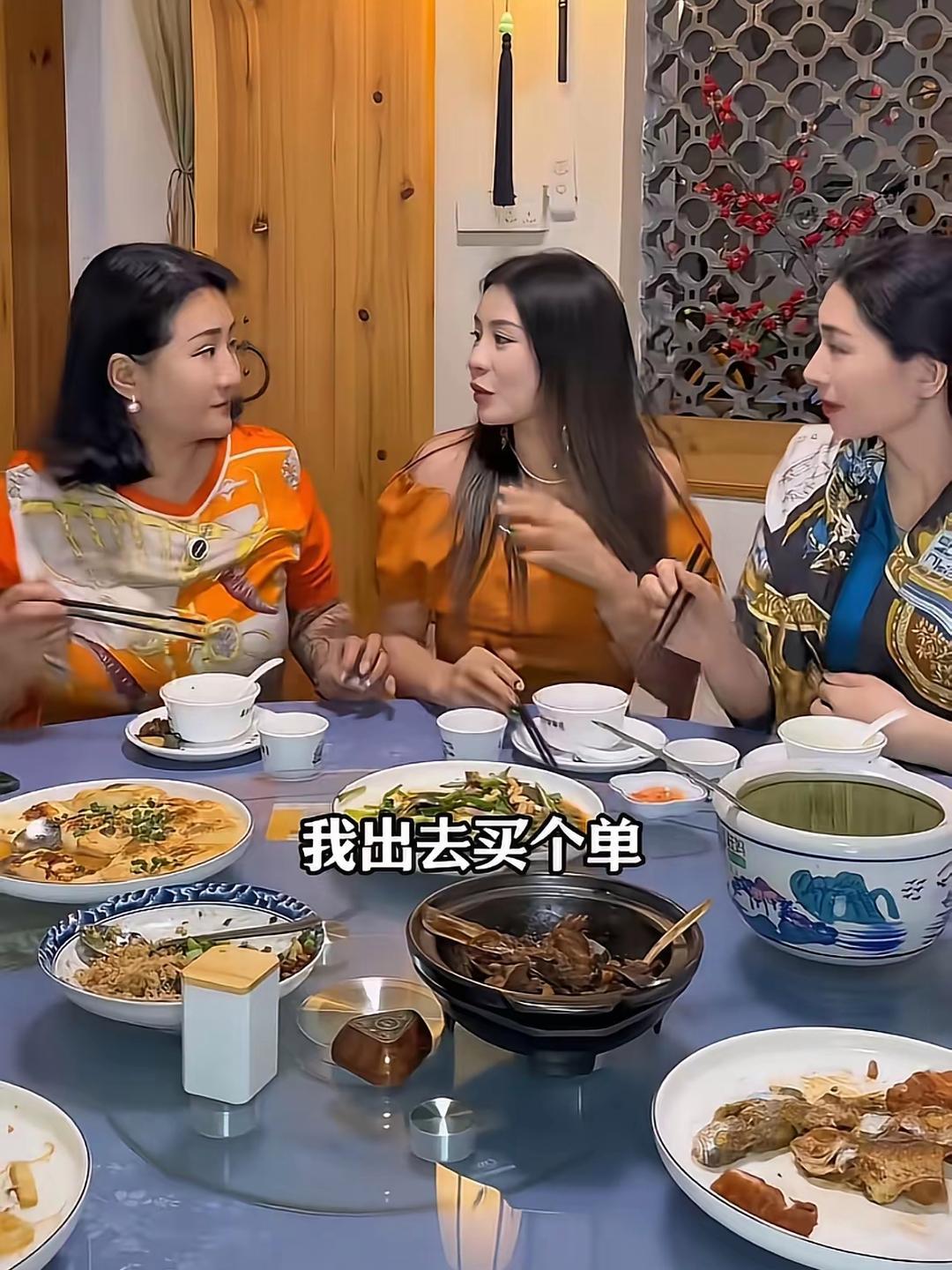 三个闺蜜约饭，桌上摆满一桌子硬菜，全程聊得热热闹闹，一到结账环节，人心藏得清清楚