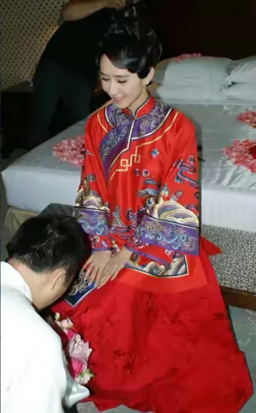 2008年，30岁的胡静嫁给了大她12岁的马来西亚富商朱兆祥，对方资产高达50亿