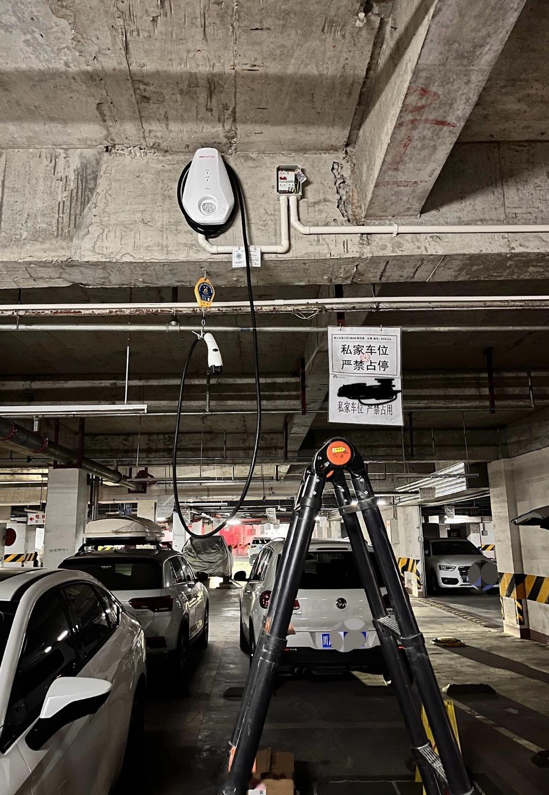 这位比亚迪车主很聪明，悬梁安装充电桩，中间车位的可以参考一下