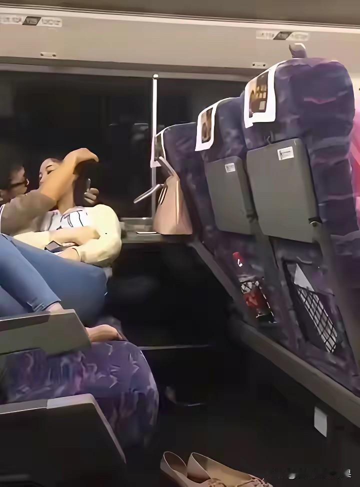 我敢打赌，这对小情侣刚处！