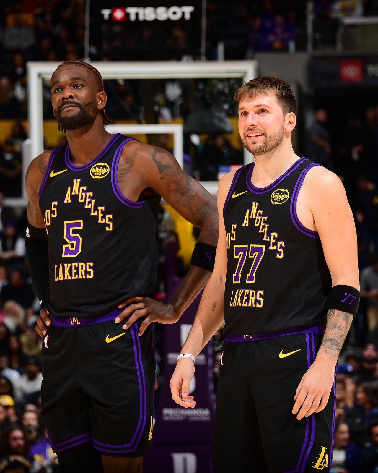 艾顿真的要做“卡佩拉”了！湖人中锋艾顿谈到自己在球队的角色时说：“我开始反思！我