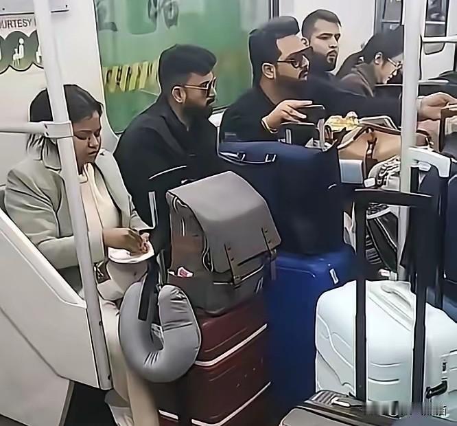 印度人似乎正在改变规则，看看现在的这一群人在地铁上吃着印度馅饼，而周围人却捂着鼻