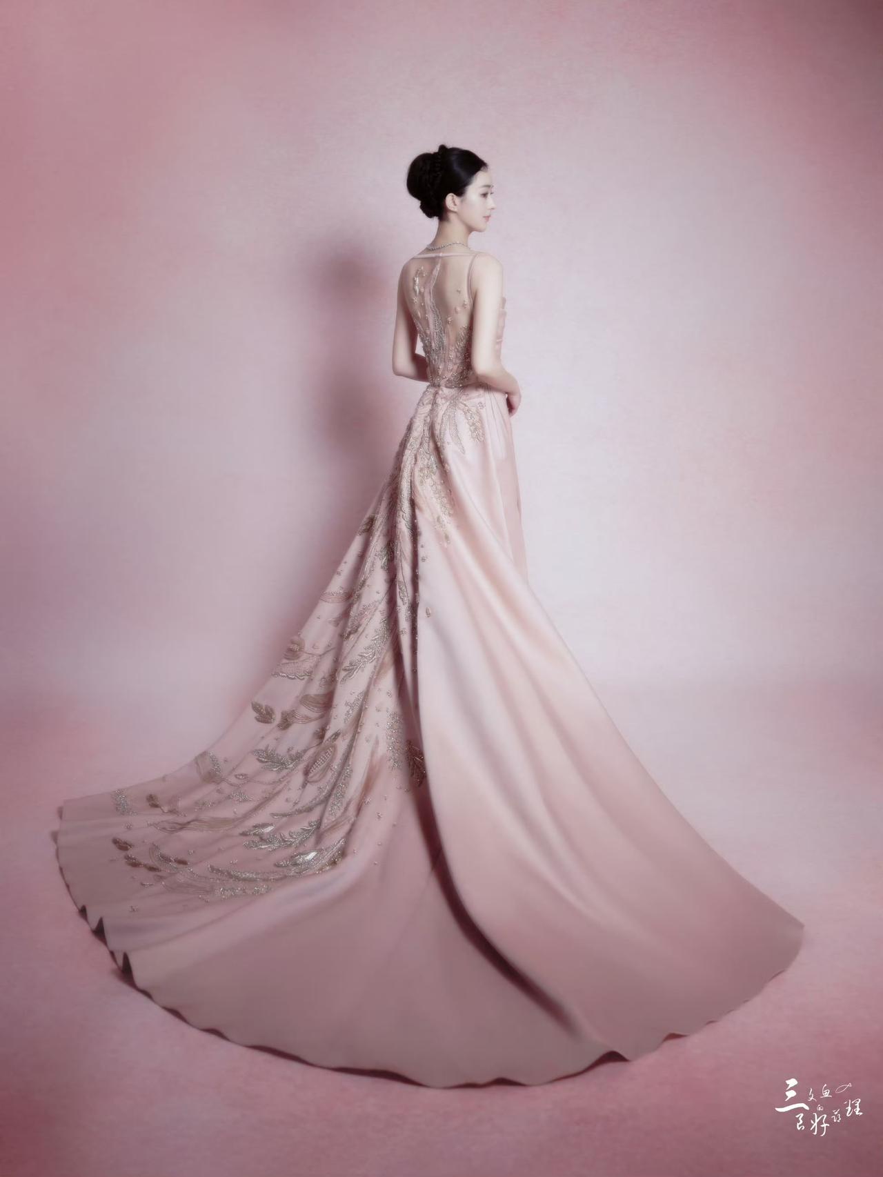 赵丽颖裸粉色礼服造型，东方雅韵拉满赵丽颖这组裸粉色礼服造型，把中式温婉与高