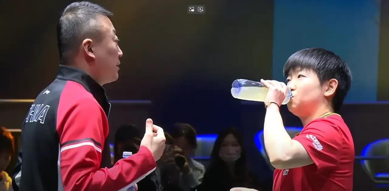 大家看到了吗？这几场都是马琳指导孙颖莎，而邱贻可坐在看台上看！按道理讲，邱贻