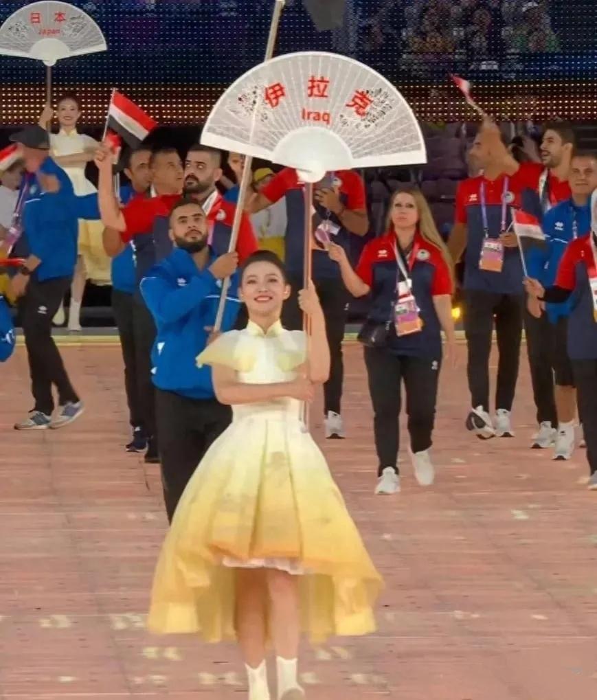 杭州亚运会的举牌员，当时在网上火过一轮。不是因为出了什么问题，是因为太能打了