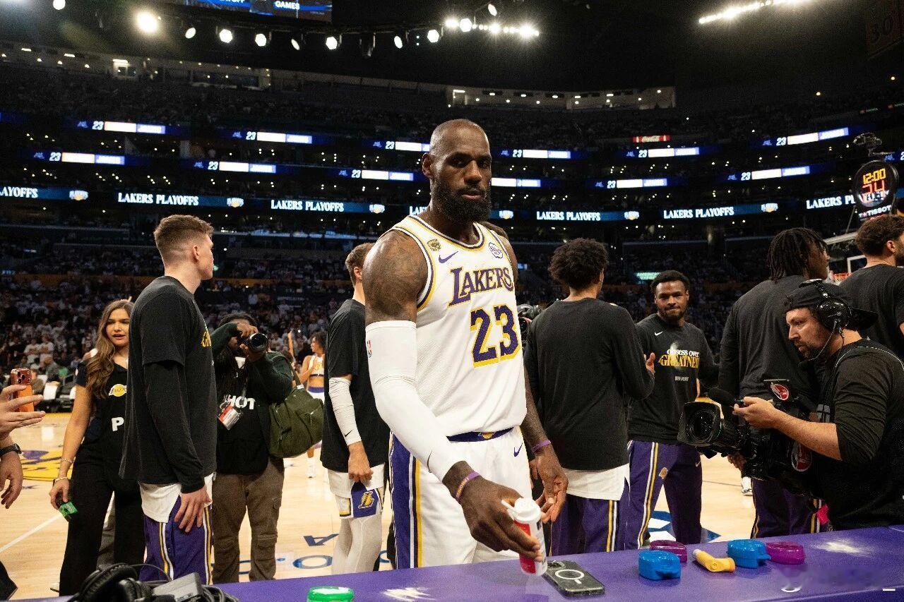 詹姆斯愿回湖人但湖人必须向他展示他们想要他回归▼NBA詹姆斯ESPN湖人随队