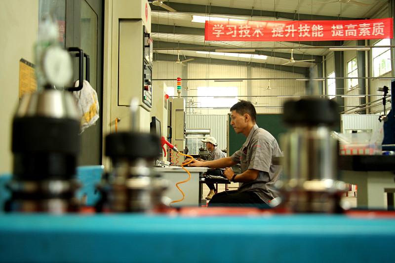 欠网贷35万逾期，完全可以正常工作，法律层面根本没有欠债不能就业的限制，反而靠打