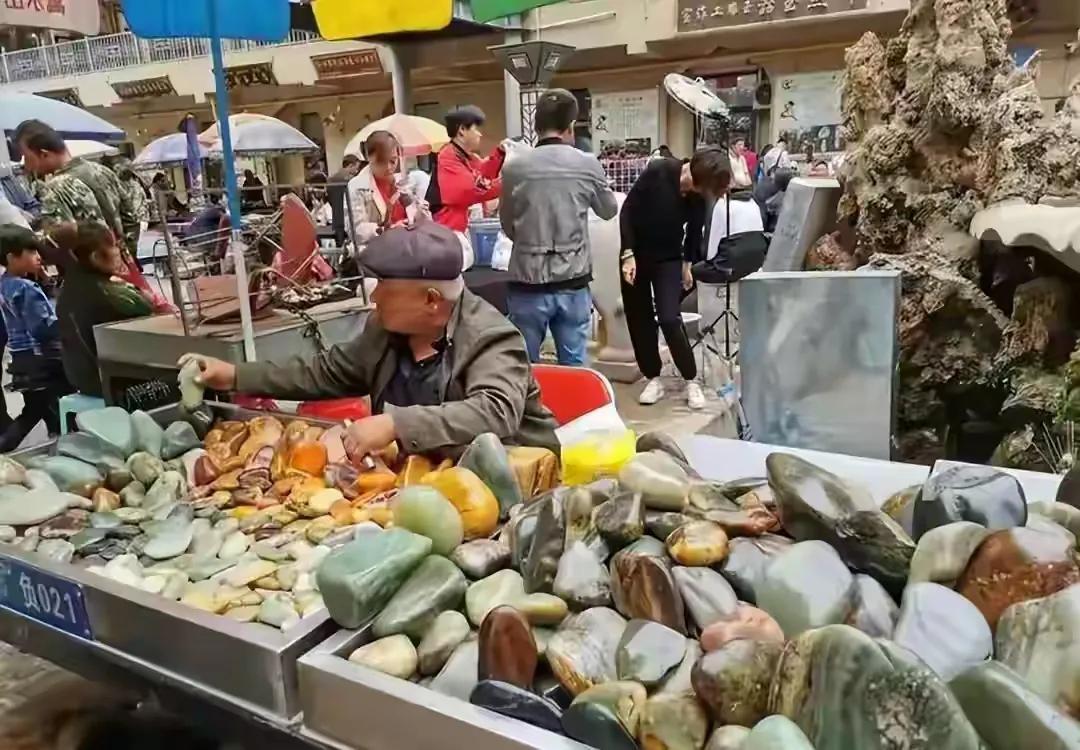 注意了，你手中的和田玉可能是假的！央视曝光和田玉造假骗局，商家引导消费者购买假和