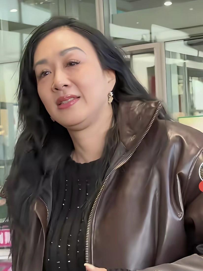 160斤。56岁。当你还在为女明星体重过百惊呼时，钟丽缇的体重秤指针稳稳停在1