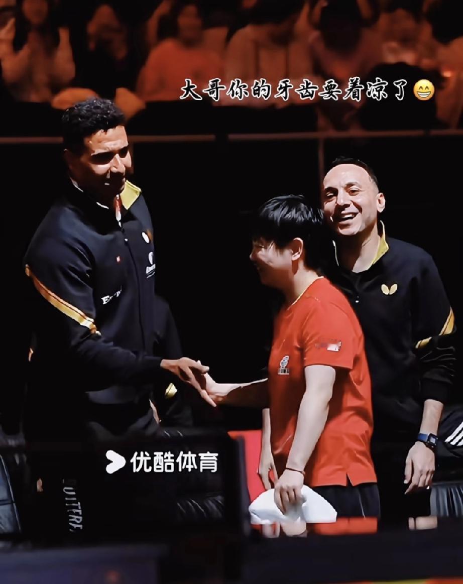 铁汉碰到莎莎也变的柔情起来了。莎莎比赛完和对方教练握手，教练那一脸期待温柔的样