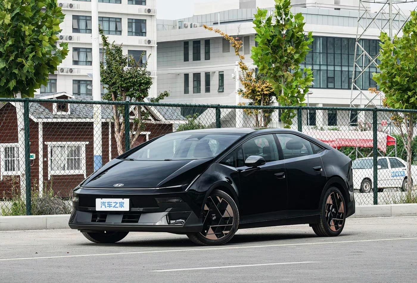 北京现代中型车IONIQV正式上市，中文名艾尼氪，外观造型辨识度拉满！新车推出