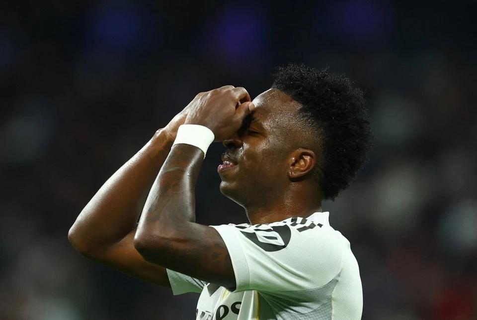 皇家马德里主场2-0击败塞维利亚，尽管球队取胜，伯纳乌球场的气氛却异常紧张——巴