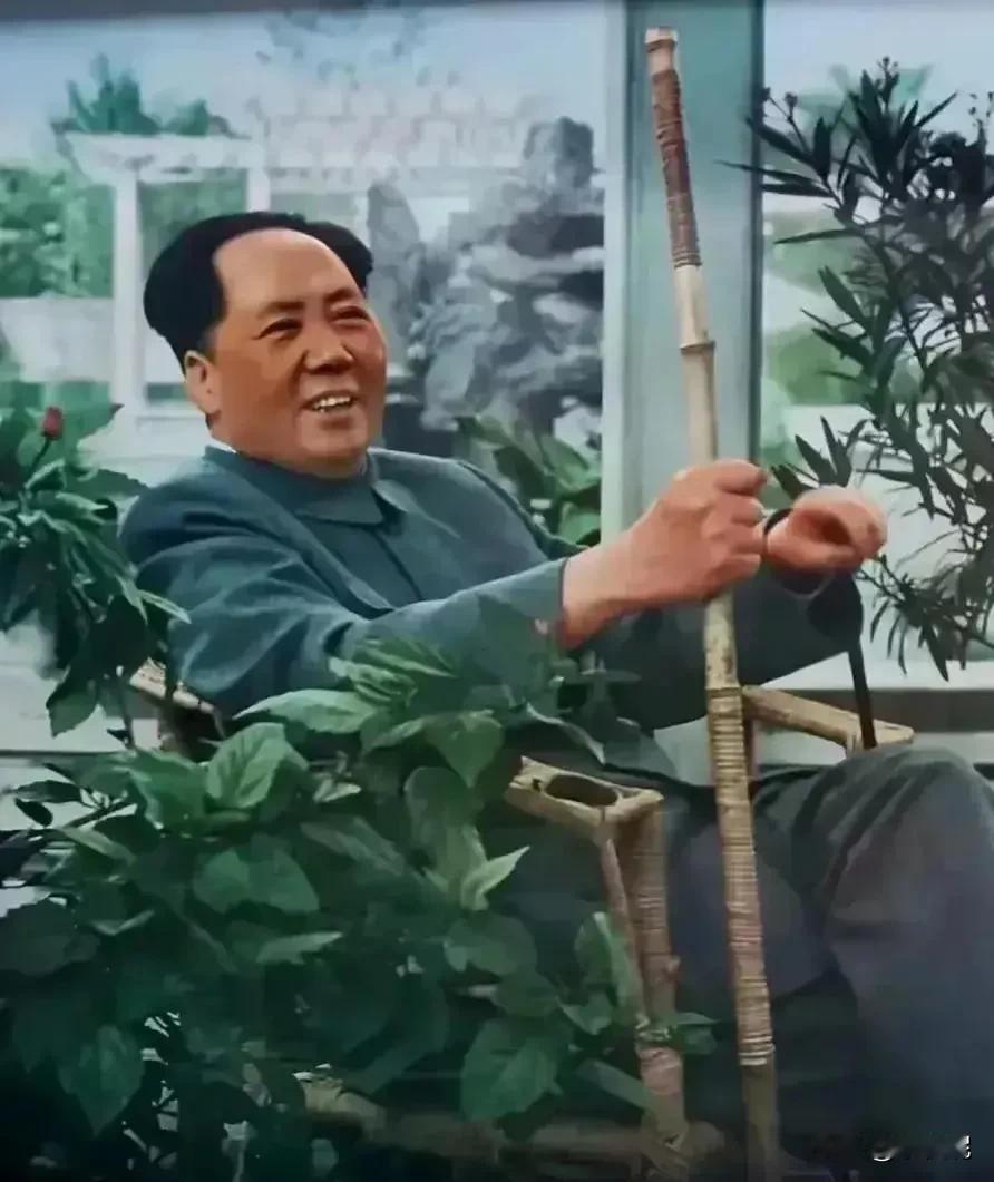 好可爱的表情！教员坐在藤椅上，右手中紧握的是警卫员帮他找的竹棍，据说老胡要换