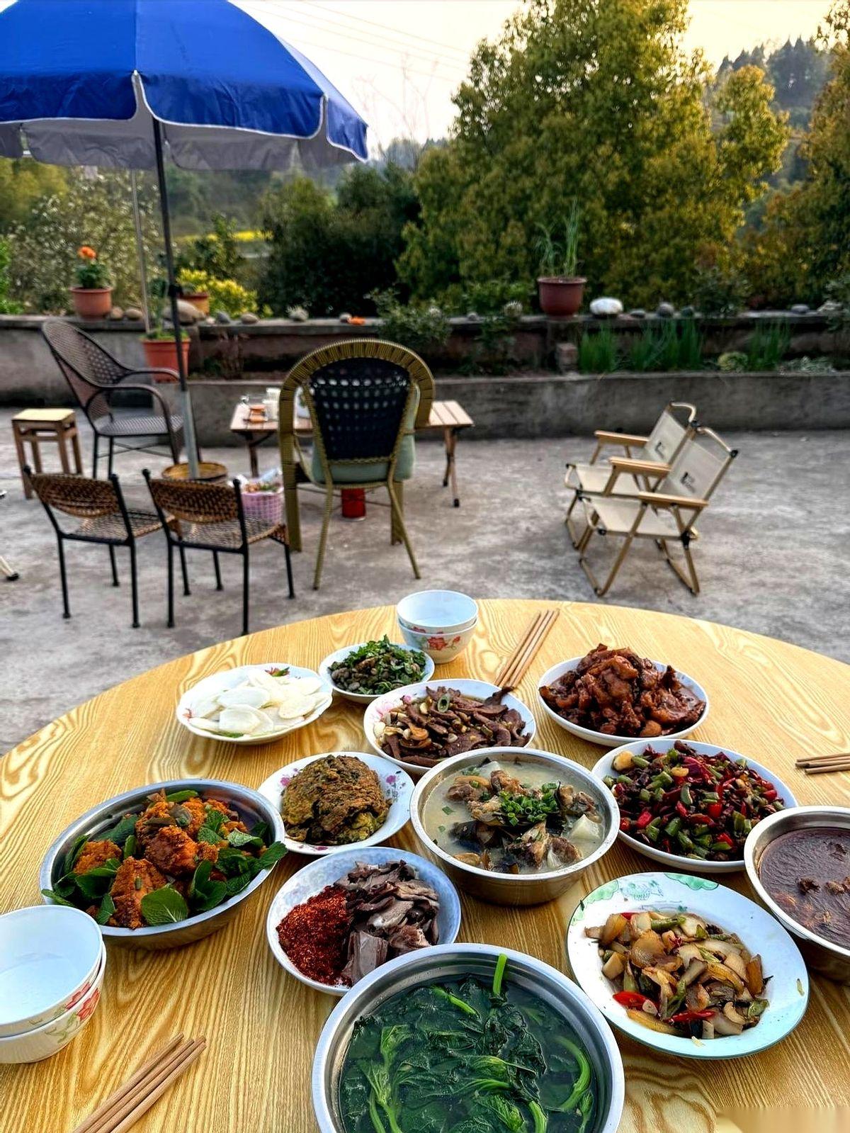 一家五个儿子，每周日雷打不动在婆婆家院子里摆上两场大圆桌，硬是没有一个媳妇甩脸子