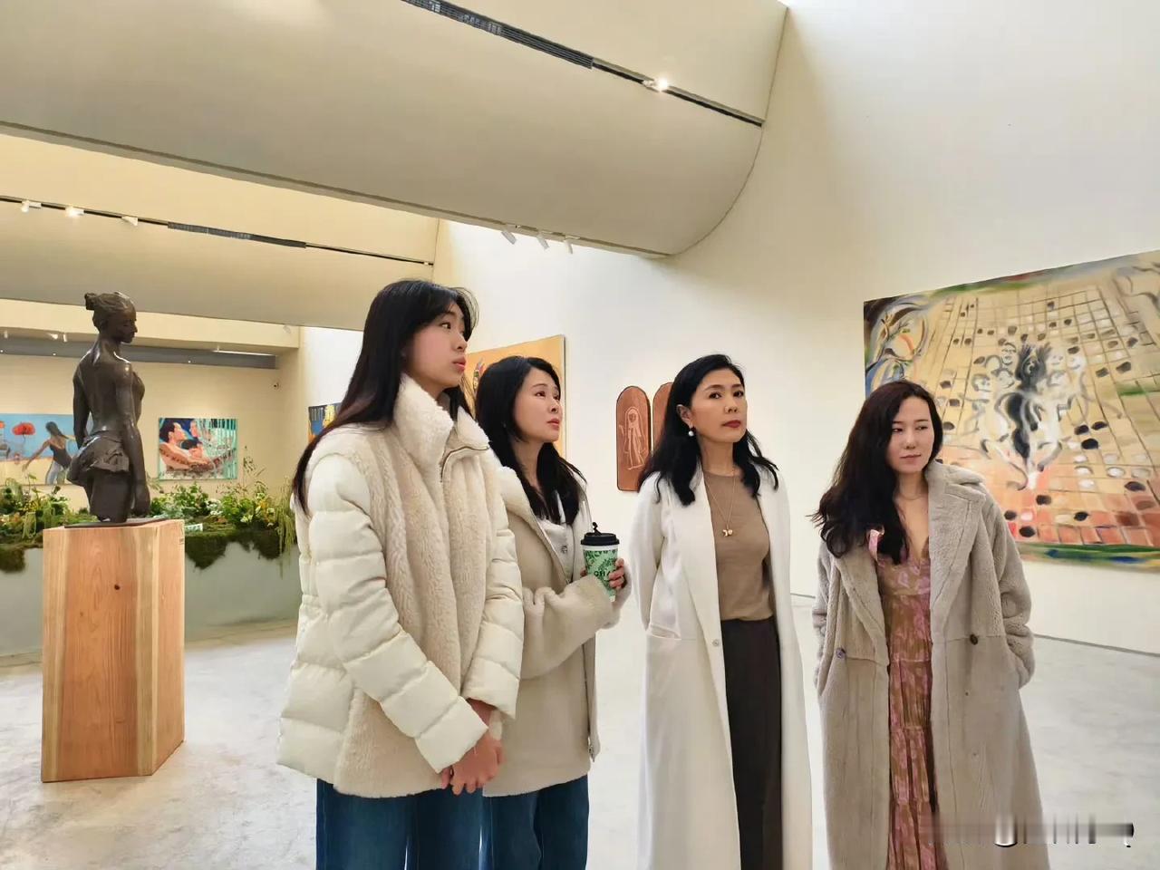 关悦带着大女儿去看艺术展，大女儿的身高直逼180m，足足比妈妈高个半个头，腿又直