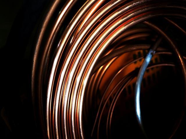 英伟达把200吨写成50万吨，竟带飞铜价34%，这波操作比割韭菜还狠！骗全球一年