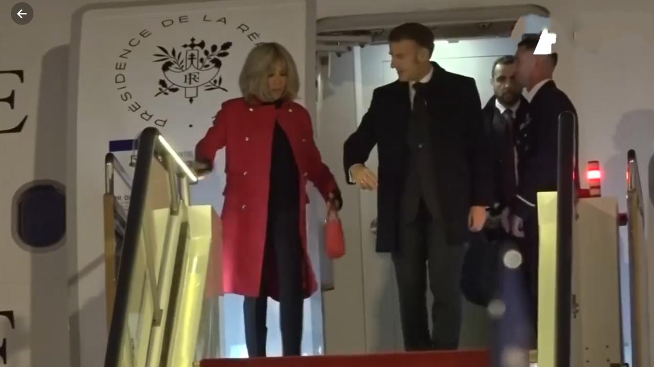 马克龙访华不再孤独，布里吉特夫人陪同给足总统老公面子，然而北京机场上并没有国际影