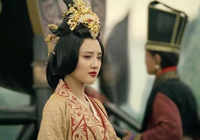 公元220年，曹丕称帝后，彻底厌弃了结发妻子甄宓，直接以一杯鸩毒将其打发了。转而